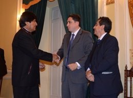 El presidente Evo Morales saluda al nuevo fiscal general del Estado, Héctor Arce