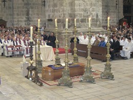 El féretro de Delicado Baeza con sus atributos de arzobispo durante su funeral