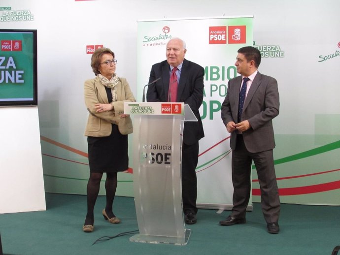 Miguel Ángel Moratinos, en el centro, junto a Carmen Espín y Francisco Reyes.