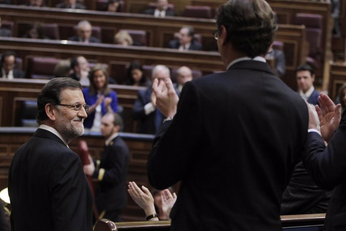 Mariano Rajoy, aplaudido por el Grupo Popular
