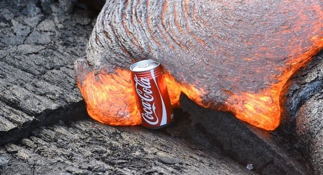 Lata de Coca-Cola engullida por lava - YouTube