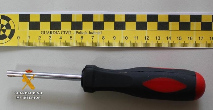 Destornillador empleado por el detenido en los trece robos en vehículos.