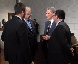 Antonio Asín hablando con otros diputados del PSOE antes del pleno de la DPZ