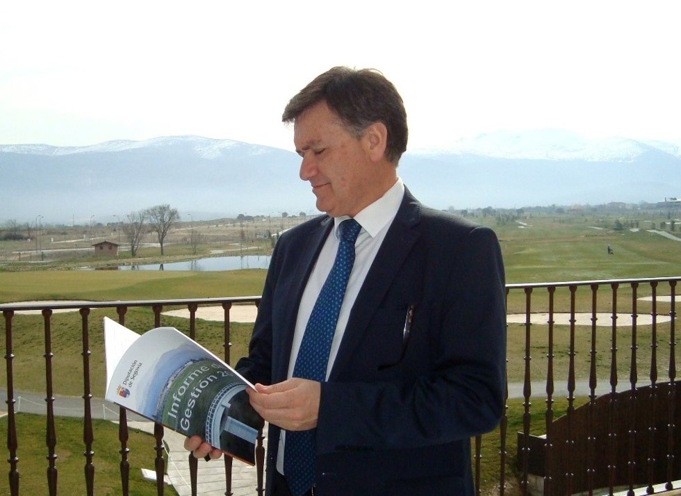 Vázquez hojea el Informe de Gestión.