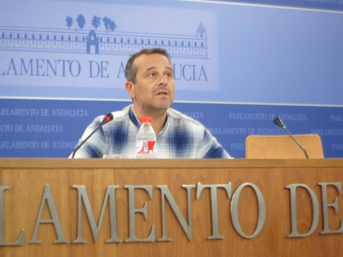 José Antonio Castro en rueda de prensa en el Parlamento