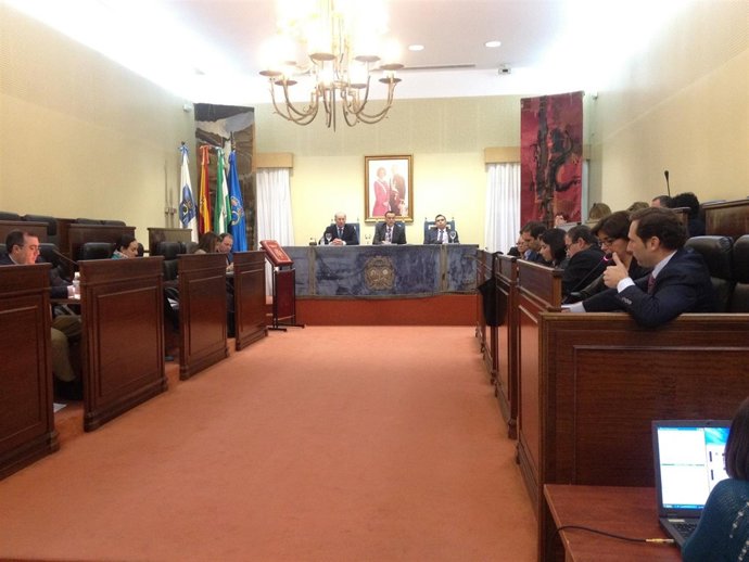 Imagen del pleno extraordinario de la Diputación de Huelva por el tren.