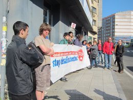 Miembros de Stop Desahucios en Compostela protestan ante una inmobiliaria