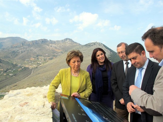 Nestares, Férriz, Sáez y Reyes observan uno de los nuevos paneles informativos.