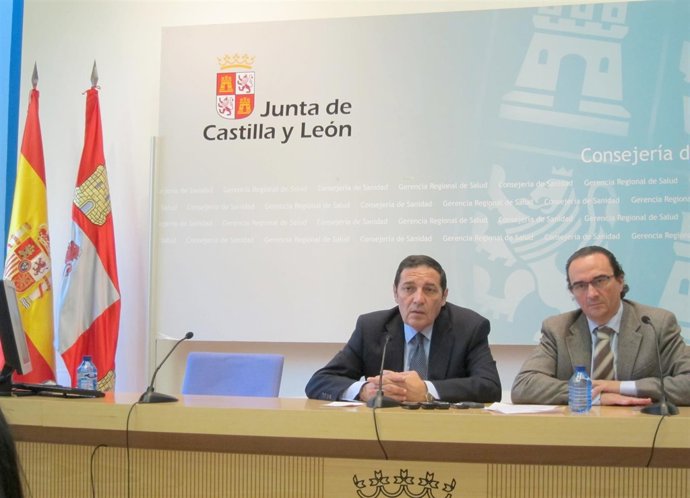 El consejero de Sanidad de Castilla y León, Sáez Aguado, en el centro