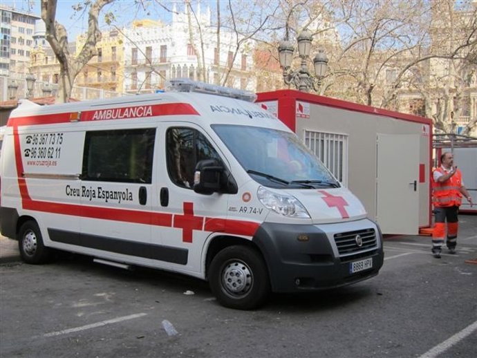 Ambulancia de Cruz Roja en la 'mascletà'