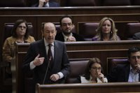 Rubalcaba, dispuesto a defender en el Congreso el rechazo del PSOE a la propuesta del Parlament