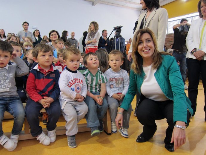 La presidenta posa con alumnos de Primaria del nuevo colegio