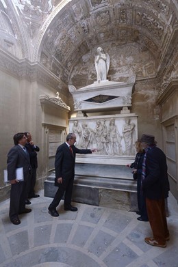 Alcalde visita sepulcro escultorico familia heredia cementerio san miguel