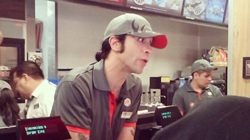 Vestido con el uniforme de Burguer King, Mario Vaquerizo ha servido las satisfri