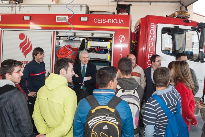 Visita de alumnos del IER Rey Don García al parque de Bomberos