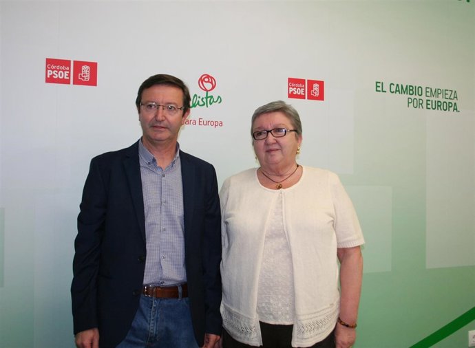 Manuel Aguilar y Maribel Flores en la sede del PSOE cordobés
