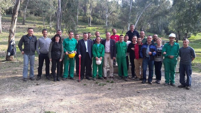 Zurera y el alcalde con trabajadores beneficiarios del Plan de Choque