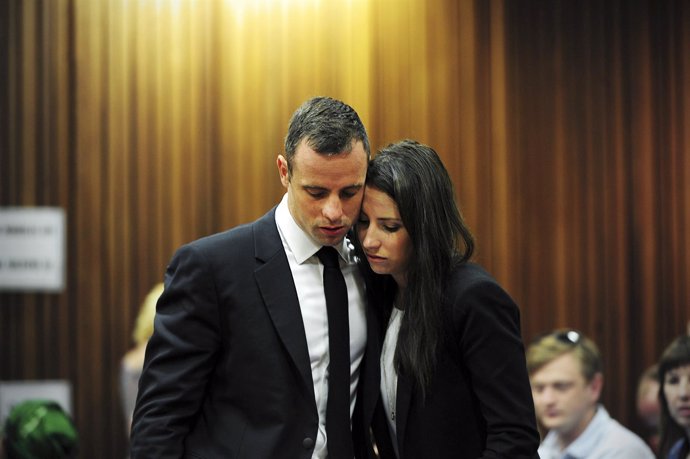 Oscar Pistorius y su hermana, Aimee, durante el juicio por presunto asesinato