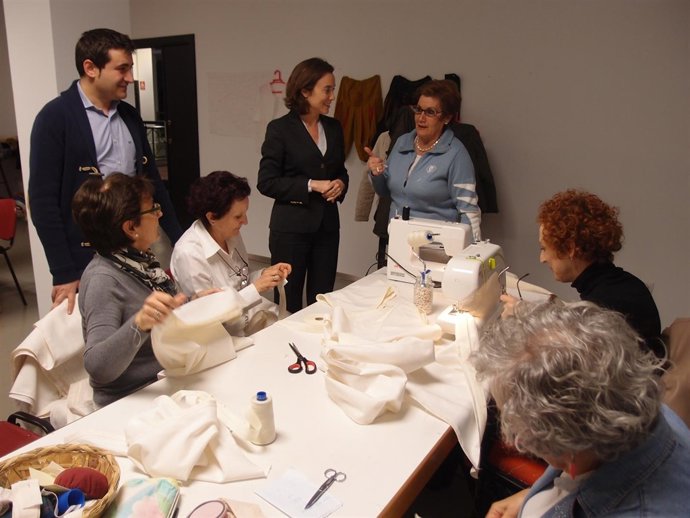 Visita de la alcaldesa al taller de banderolas
