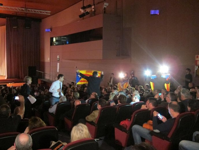 Esteladas y gritos a favor de la independencia interrumpen el acto de Pimec