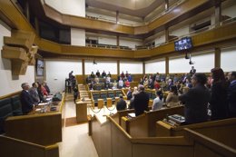 Minuto de sielncio en el Parlamento vasco