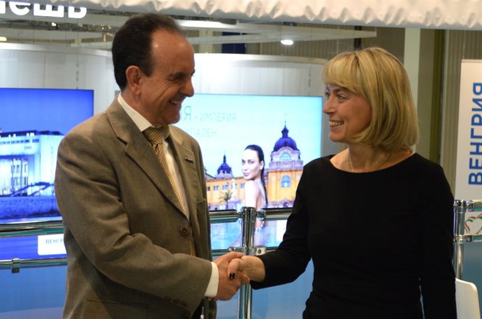 Junta y operador ruso Natalie Tours firman acuerdo.