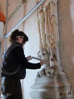 Una restauradora trabajando en la limpieza de la Cámara Santa de la Catedral