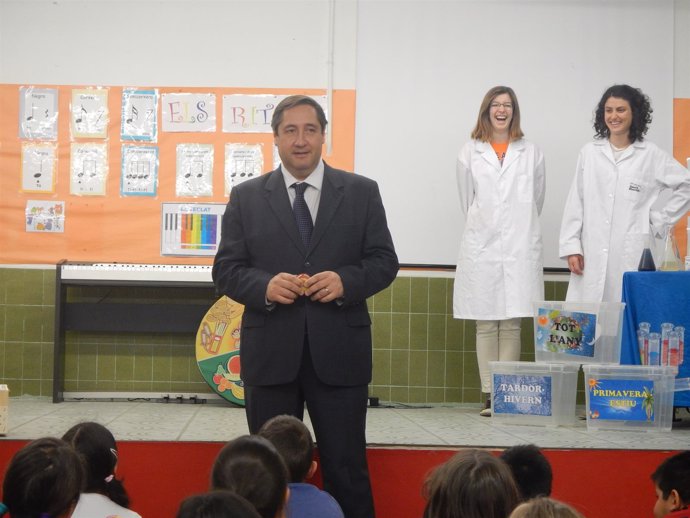 El conseller Pelegrí, Campaña de fruta en las escuelas