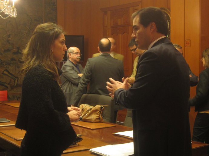 Isabel Ambrosio y José Antonio Nieto antes de la reunión