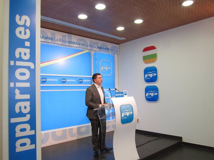 El secretario general del PP, Carlos Cuevas, analiza propuestas Parlamento