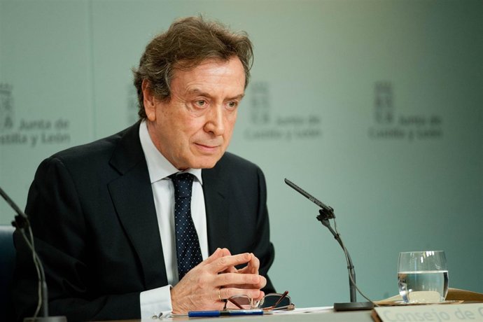 José Antonio de Santiago-Juárez  atiende a los medios tras el Consejo