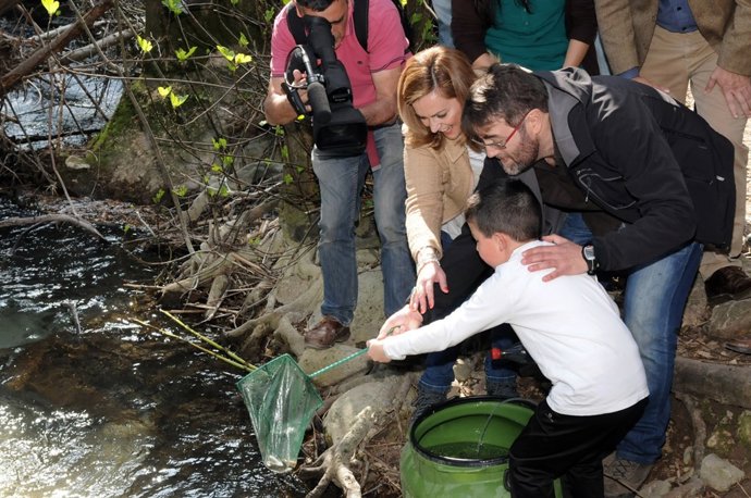 Suelta de truchas en el río Majaceite