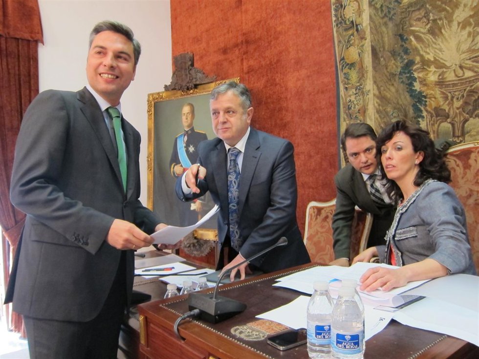 Lorite junto a Fuentes y Ceballos, a la que habla el secretario