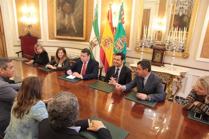 El presidente de PP-A, Juan Manuel Moreno, visita la Diputación de Cádiz