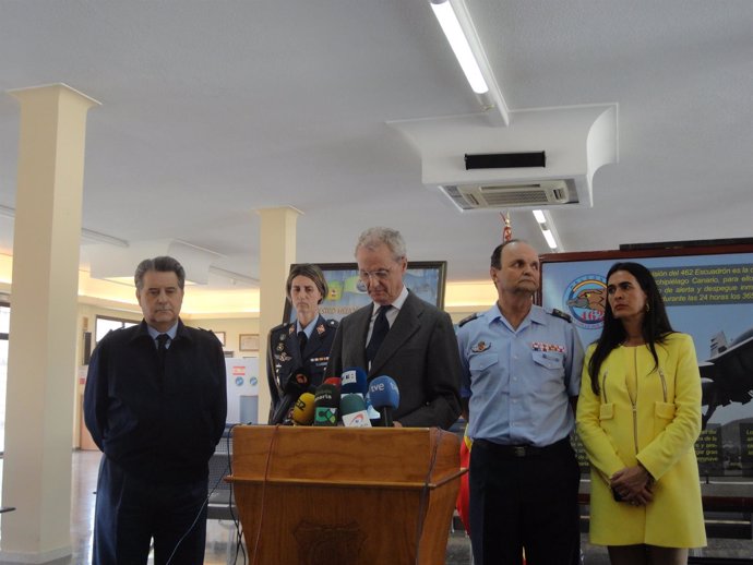 El ministro de Defensa, Pedro Morenés, en la base aérea de Gando