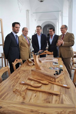 Criado (izda.) en la inauguración de la muestra