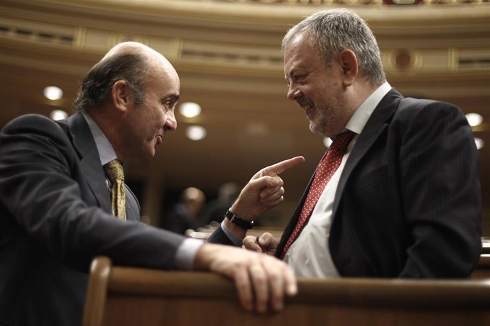 Luis De Guindos, ministro de Economía, y Pedro Azpiazu, del PNV