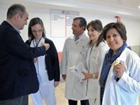 El Colegio de Médicos se suma al lema 'Agresiones, Tolerancia Cero' con el reparto de más de mil lazos
