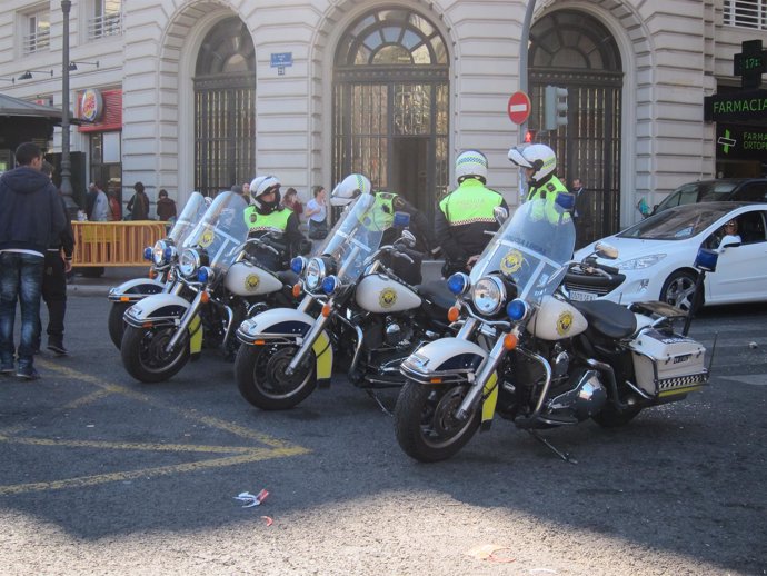Agentes de la Policía Local en la Plaza del Ayuntamiento tras la 'mascletà'