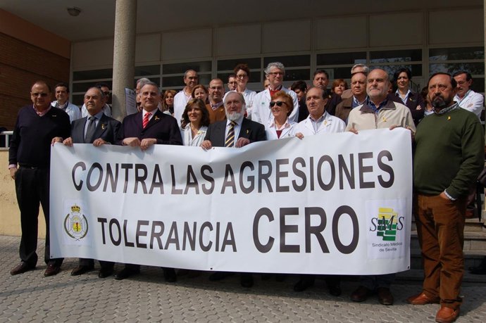 Concentración de médicos a las puertas del centro de Pino Montano