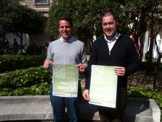 Manuel Heras y Gregorio Martínez muestran el cartel de 'Duendeando primavera'.