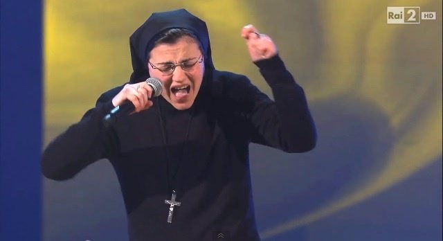 Sor Cristina cantando 'No one' de Alicia Keys