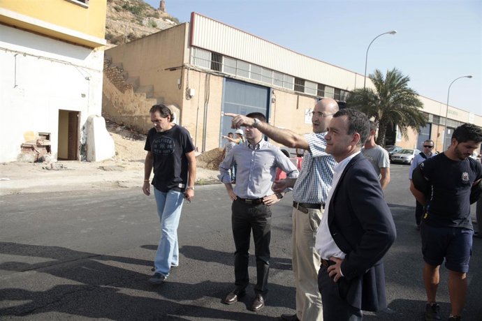 Venzal frente a las naves de Piensos La Foca que serán demolidas