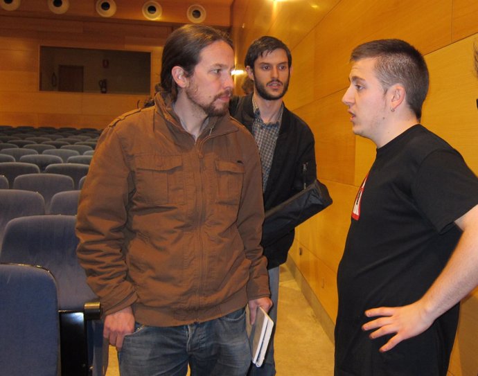 Pablo Iglesias habla con un joven a su llegada al edificio Fes de la Universidad