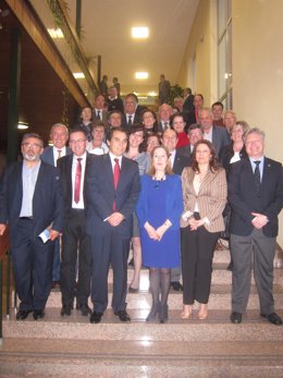 La ministra Ana Pastor (centro) con alcaldes de Los Pedroches