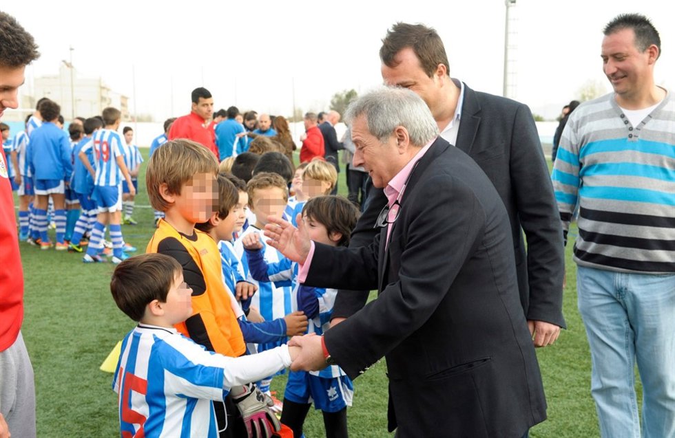 Rus saluda a niños de la escuela de fútbol de Sollana.