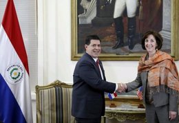 El presidente de Paraguay, Horacio Cartes, con Roberta Jacobson, de EEUU