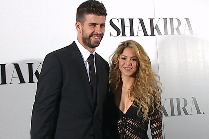 Shakira presenta nuevo disco acompañada por Piqué