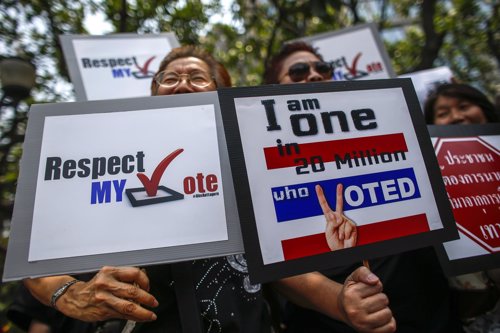 Tailandeses protestas por la anulación de las elecciones de Tailandia en febrero