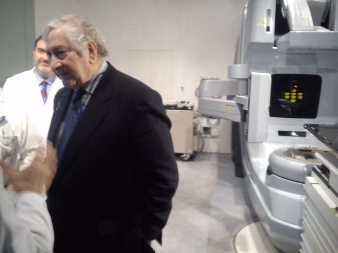 Rodríguez comprueba el nuevo acelerador lineal de partículas del Clínico